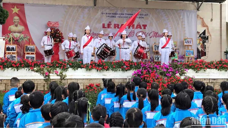 Thực hiện nghi thức ra mắt “Không gian văn hóa Hồ Chí Minh” tại Trường tiểu học Lê Quý Đôn, thành phố Đà Lạt.