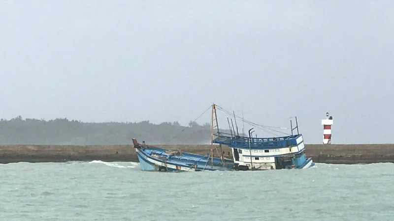 Bình Thuận: Tàu chìm, 5 ngư dân thoát chết 