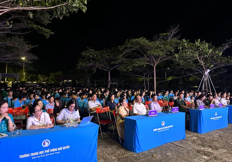 Sự kiện thu hút đông đảo sự tham gia của hơn 300 bạn học sinh và Trường THPT Ngô Quyền (Phú Quý) tham gia.