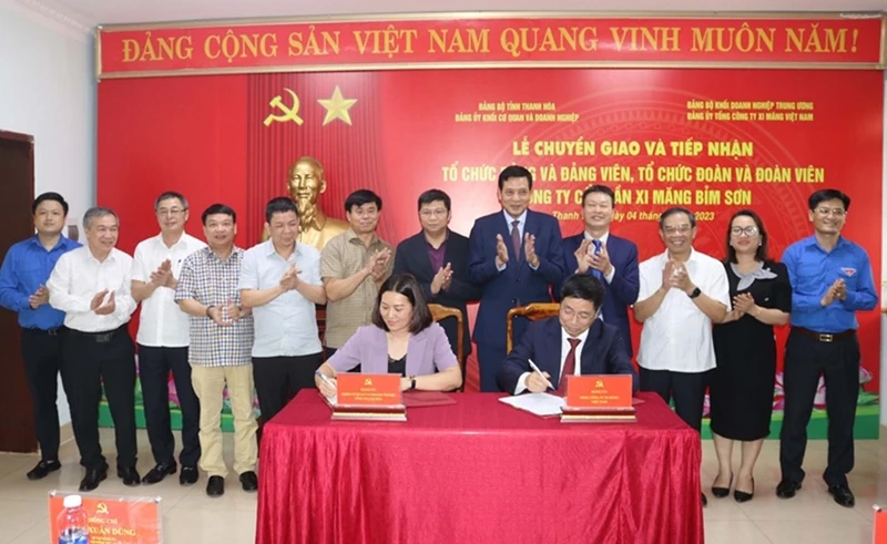 Các đồng chí lãnh đạo chứng kiến Lễ chuyển giao tổ chức Đảng, đảng viên của Vicem Bỉm Sơn về Đảng uỷ Vicem.