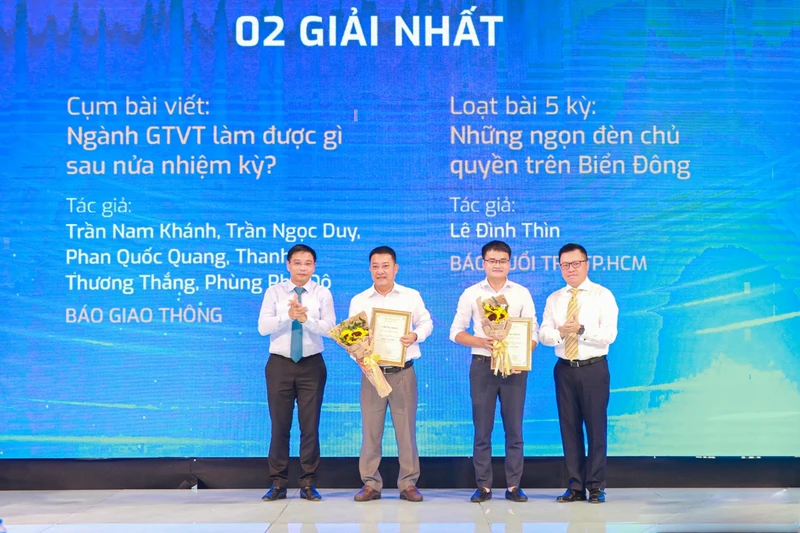 Bộ trưởng Giao thông vận tải Nguyễn Văn Thắng và đồng chí Lê Quốc Minh trao giải Nhất cho các tác giả.