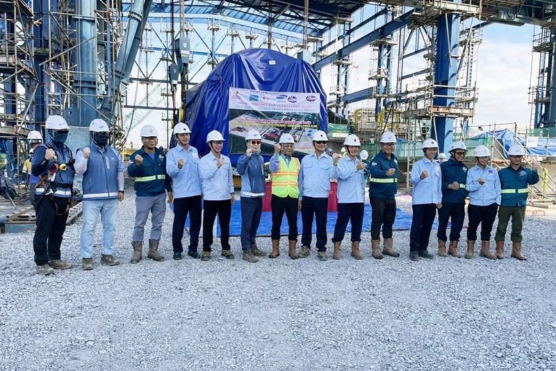 Các đại biểu chứng kiến quá trình lắp đặt máy phát Nhà máy nhiệt điện Nhơn Trạch 4.