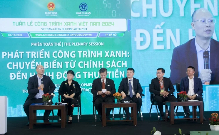 Các đại biểu tham dự Phiên toàn thể Tuần lễ Công trình Xanh Việt Nam 2024.