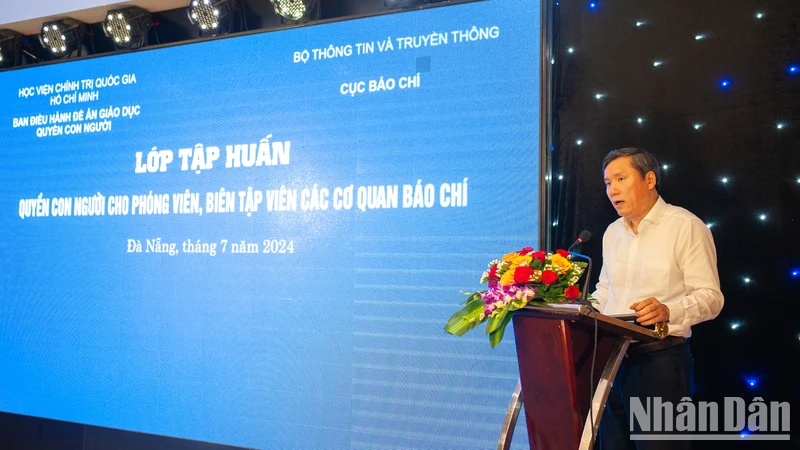 Giáo sư, Tiến sĩ Lê Văn Lợi phát biểu khai mạc.