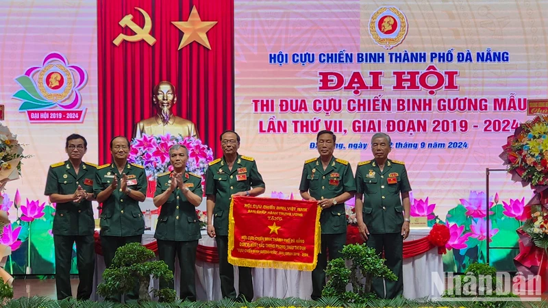 Hội Cựu chiến binh Đà Nẵng đón nhận cờ thi đua xuất sắc phong trào "Cựu chiến binh gương mẫu" giai đoạn 2019-2024.