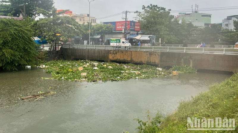 Hiện trạng cống cầu Đa Cô lúc 8 giờ 30 phút sáng 18/9 được phóng viên ghi nhận.