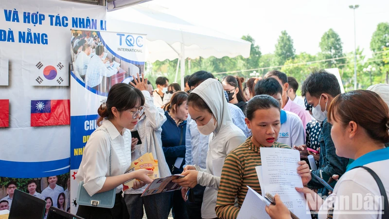 Hàng trăm người lao động, quân nhân xuất ngũ tham gia Ngày hội việc làm.