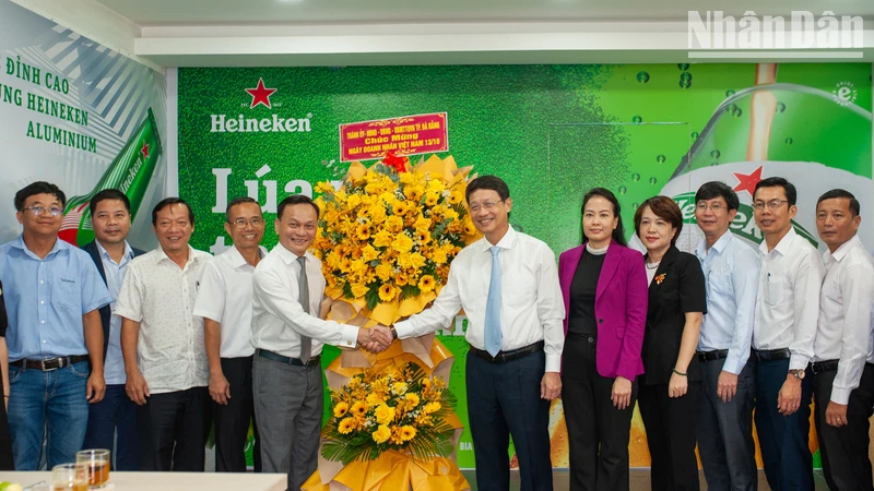 Đoàn công tác của lãnh đạo thành phố chúc mừng Nhà máy bia Heineken tại Đà Nẵng nhân ngày 13/10.