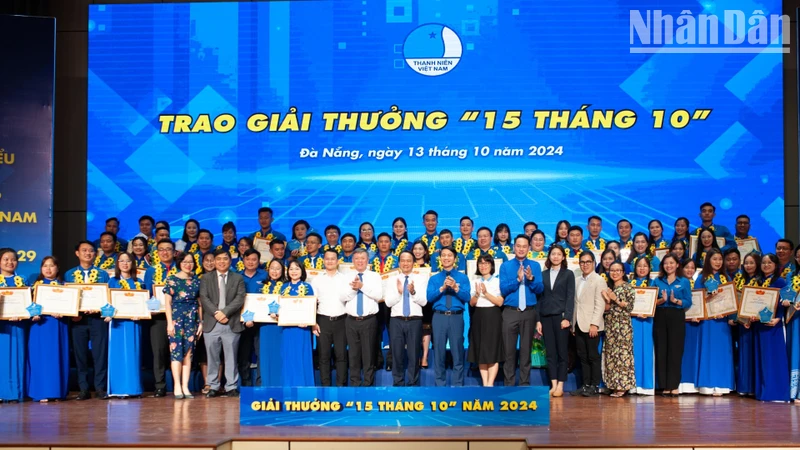 Lễ trao Giải thưởng “15 tháng 10” năm 2024.