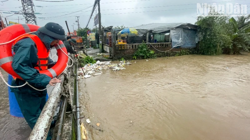 Lực lượng chức năng trục vớt rác thải trên mặt kênh thoát nước.