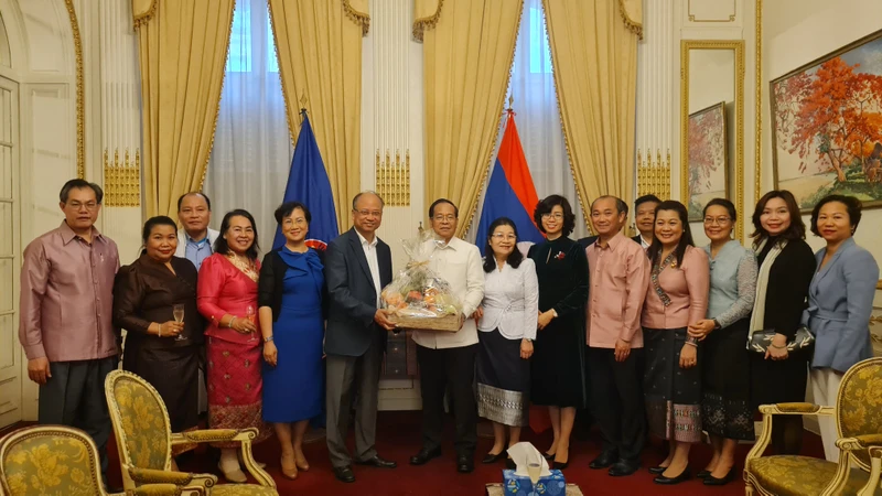 Đại sứ Đinh Toàn Thắng gửi lời chúc tốt đẹp nhất tới Đại sứ Kham-Inh Khitchadeth và Phu nhân cùng toàn thể cán bộ, nhân viên Đại sứ quán Lào nhân dịp Tết cổ truyền Bun Pi May.