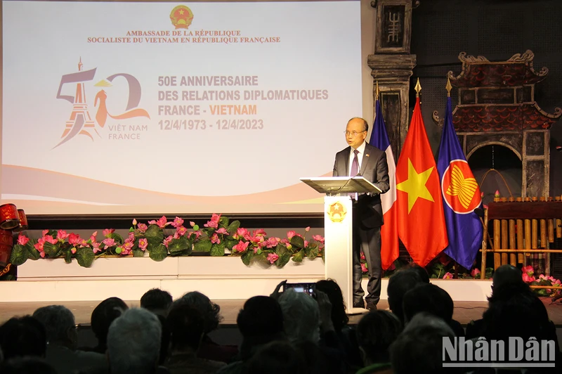 Đại sứ Việt Nam tại Pháp Đinh Toàn Thắng phát biểu ý kiến. (Ảnh: Khải Hoàn)