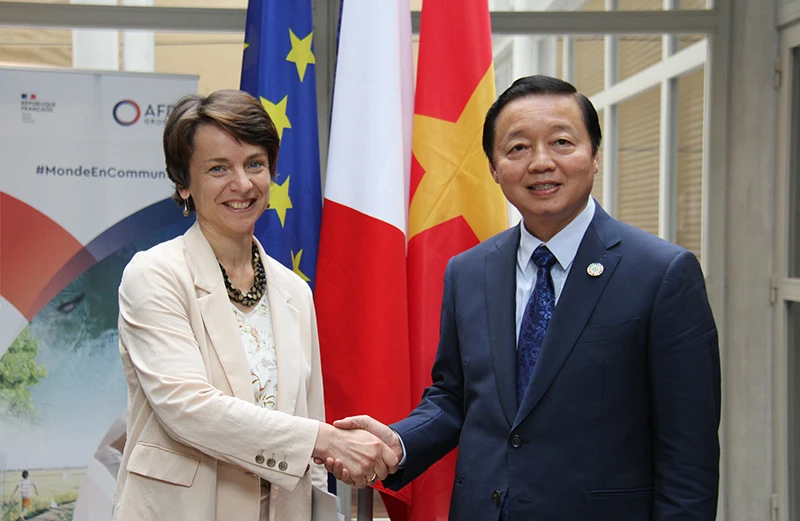 Phó Tổng Giám đốc chào mừng Phó Thủ tướng Chính phủ Trần Hồng Hà tới thăm và làm việc tại Trụ sở Cơ quan phát triển Pháp (AFD). Ảnh: Khải Hoàn