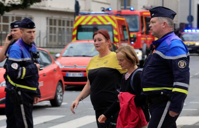 Cảnh sát Pháp sơ tán nhân viên và học sinh của trường Gambetta-Carnot sau khi khống chế thủ phạm tấn công bằng dao. (Ảnh: Reuters)
