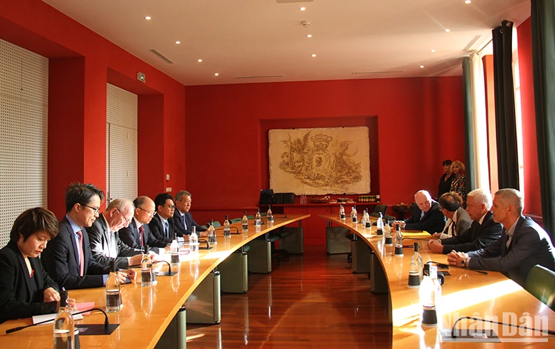 Đại sứ Việt Nam tại Pháp Đinh Toàn Thắng làm việc với ông Alexandre Vinciguerra, Ủy viên thường trực Hội đồng hành pháp vùng Corse, đặc trách kinh tế và tài chính, Chủ tịch Cơ quan phát triển Corse, đại diện cho Chủ tịch Hội đồng hành pháp vùng Corse.