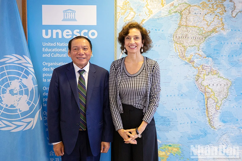 Tổng Giám đốc Audrey Azoulay chào đón Bộ trưởng Nguyễn Văn Hùng tới thăm và làm việc tại trụ sở UNESCO ở Paris. 