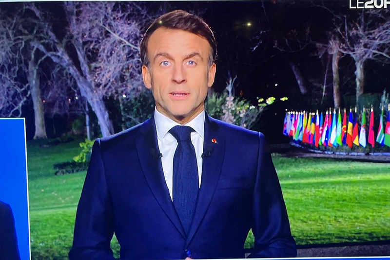 Tổng thống Pháp Emmanuel Macron phát biểu chúc mới năm mới 2024 từ Điện Élysée. Ảnh chụp từ màn hình TV.