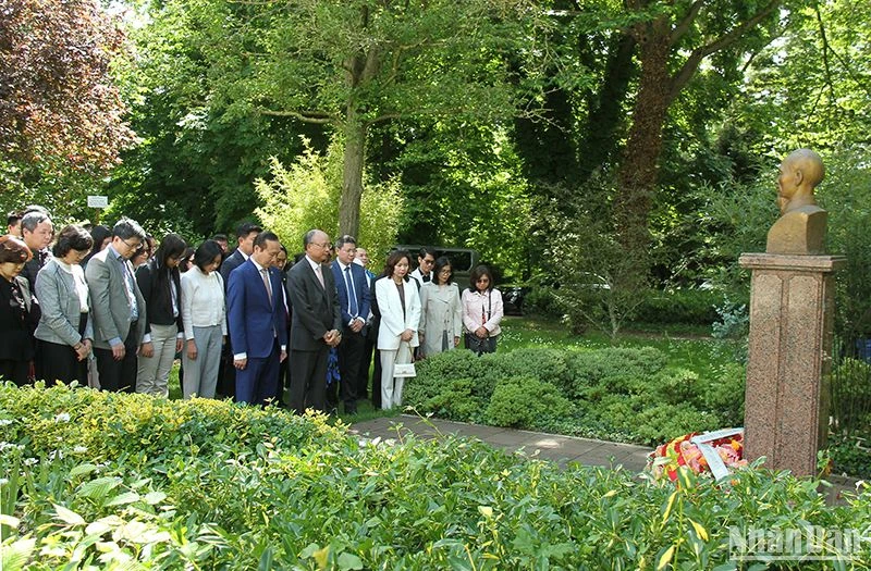 Dâng hoa trước tượng Chủ tịch Hồ Chí Minh trong công viên Montreau ở thành phố Montreuil và dành phút mặc niệm tưởng nhớ, bày tỏ lòng biết ơn vô hạn về công lao trời biển của Người. (Ảnh: Khải Hoàn)