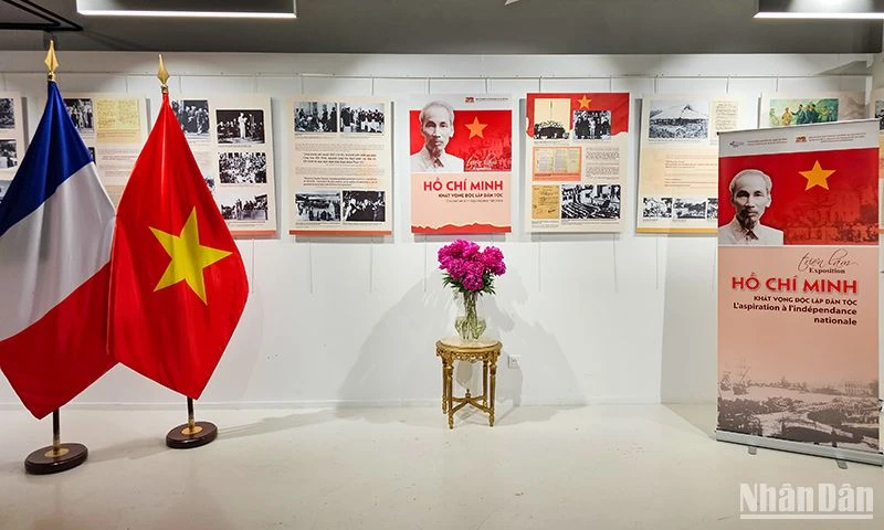 Gần 200 hình ảnh tư liệu được trưng bày tại Paris để bày tỏ lòng biết ơn vô hạn đối với công lao trời biển của Chủ tịch Hồ Chí Minh. Ảnh; Minh Duy.