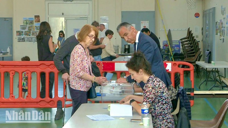 Cử tri đi bỏ phiếu ở thành phố Joinville-le-Pont, ngoại ô Paris. (Ảnh: MINH DUY)