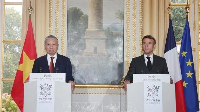 Tổng Bí thư, Chủ tịch nước Tô Lâm và Tổng thống Pháp Emmanuel Macron họp báo chung trước hội đàm tại Điện Elysee ở Thủ đô Paris. (Ảnh: Trí Dũng/TTXVN)