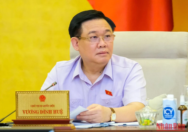 Chủ tịch Quốc hội Vương Đình Huệ phát biểu ý kiến tại phiên họp. 