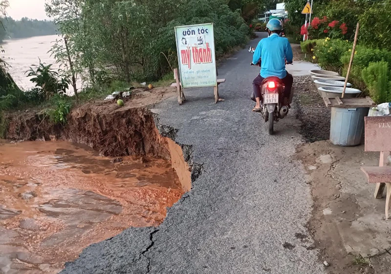 Một tuyến lộ của huyện Kế Sách, tỉnh Sóc Trăng bị sạt lở do triều cường, mưa dầm.