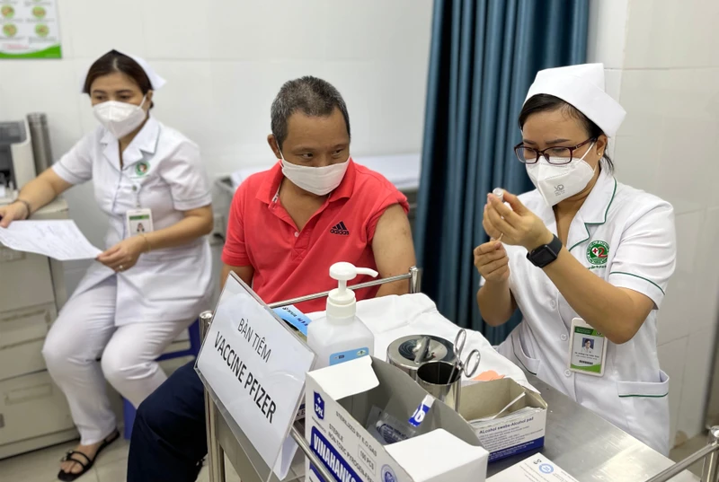Tiêm mũi nhắc lại vaccine phòng Covid-19 cho người dân tại Bệnh viện Lê Văn Thịnh, thành phố Thủ Đức, Thành phố Hồ Chí Minh.