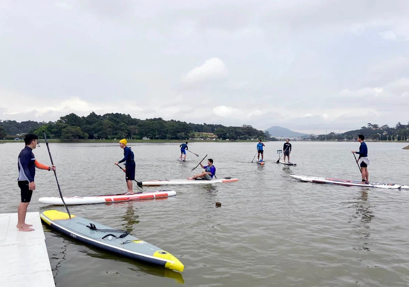 Các đội chuẩn bị cho giải đua ván chèo đứng lần đầu diễn ra trên hồ Xuân Hương, thành phố Đà Lạt. 