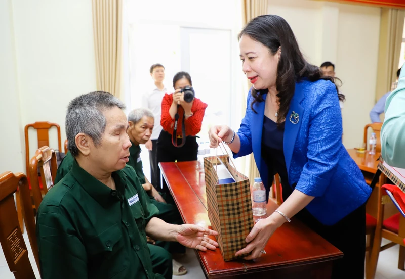 Phó Chủ tịch nước Võ Thị Ánh Xuân thăm hỏi, động viên các thương, bệnh binh đang được chăm sóc tại Trung tâm điều dưỡng thương binh Nghệ An. (Ảnh: Phạm Bằng).
