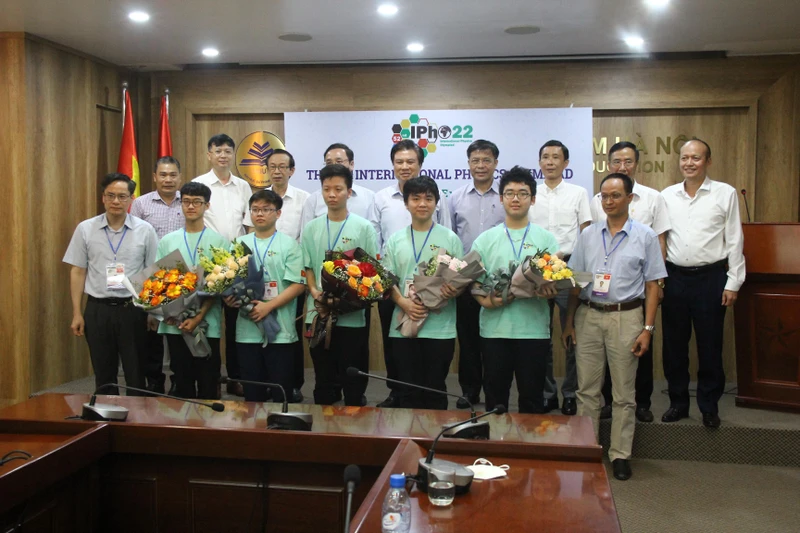 Thứ trưởng Giáo dục và Đào tạo Nguyễn Hữu Độ và Hiệu trưởng Trường đại học Sư phạm Hà Nội Nguyễn Văn Minh tặng hoa chúc mừng đội tuyển Việt Nam tham dự IPhO 2022.