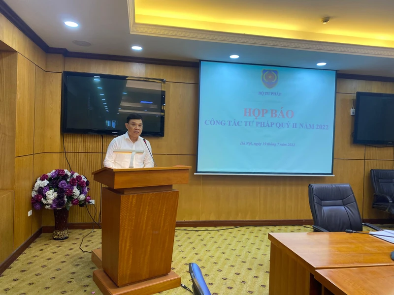 Ông Nguyễn Quốc Hoàn, Chánh Văn phòng Bộ Tư pháp thông tin tại buổi họp báo. 