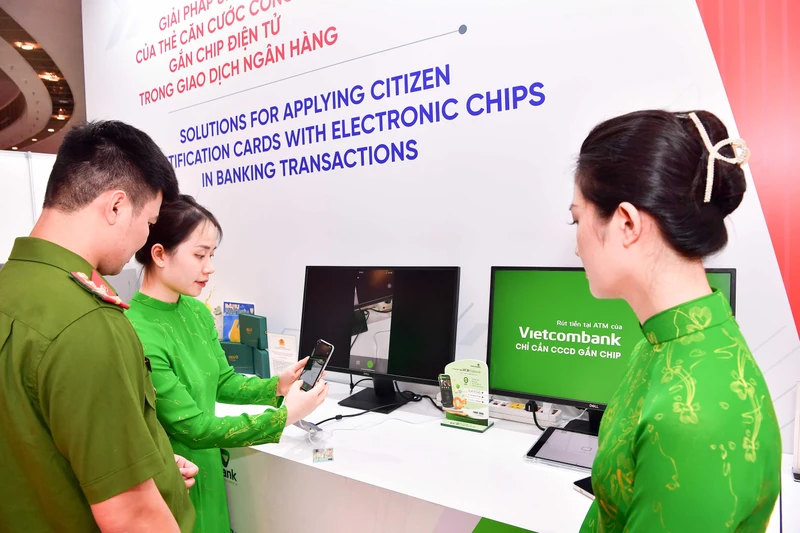 Cán bộ Vietcombank giới thiệu ứng dụng căn cước công dân gắn chip trong giao dịch ngân hàng trong khuôn khổ triển lãm của Bộ Công an tại Bảo tàng Hà Nội từ 15/7 đến 20/8. 