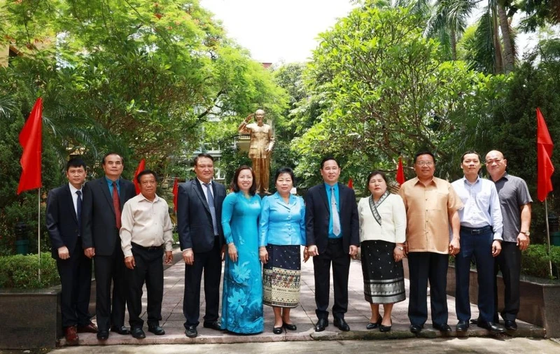 Các đại biểu chụp ảnh lưu niệm bên Tượng đài Chủ tịch Hồ Chí Minh trong khuôn viên Trường Đại học Công đoàn.
