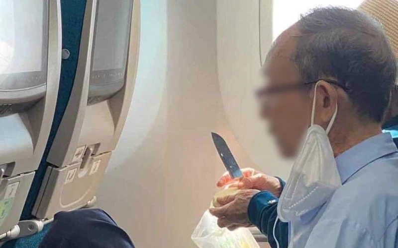 Hành khách mang dao ra gọt hoa quả trên máy bay. 