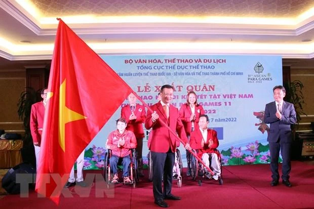 Đoàn thể thao người khuyết tật Việt Nam nhận cờ từ lãnh đạo Bộ Văn hóa, Thể thao và Du lịch. (Ảnh: TTXVN)