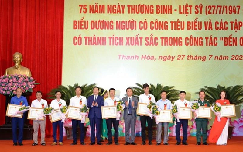 Đại diện lãnh đạo tỉnh Thanh Hóa trao tặng Bằng khen cho 10 tập thể có thành tích xuất sắc trong công tác “Đền ơn đáp nghĩa”.