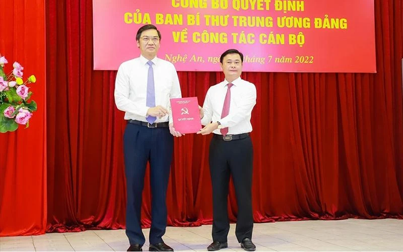 Bí thư Tỉnh ủy Nghệ An Thái Thanh Quý trao Quyết định cho ông Hoàng Nghĩa Hiếu.