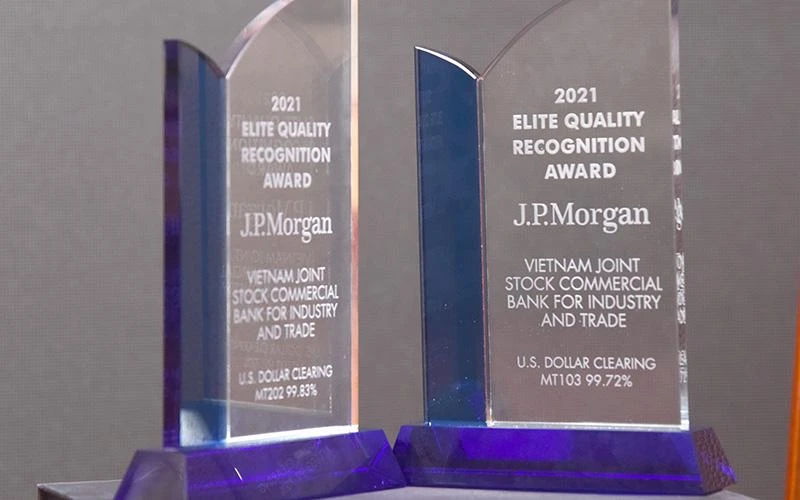 VietinBank đón nhận 2 giải thưởng do JPMorgan trao tặng. 