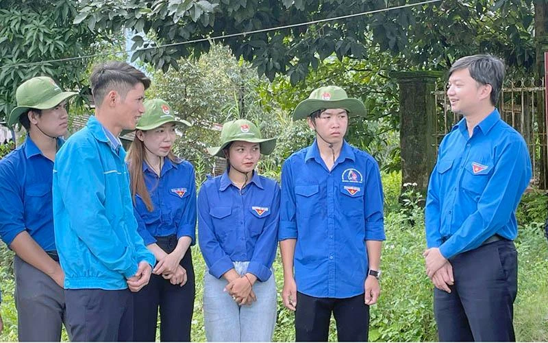 Bí thư Trung ương Đoàn Nguyễn Minh Triết (phải), trò chuyện và động viên các sinh viên tình nguyện Mùa hè xanh.