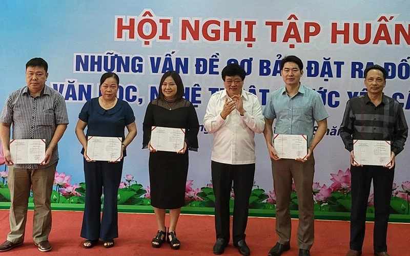 Đồng chí Nguyễn Thế Kỷ trao giấy chứng nhận hoàn thành lớp tập huấn cho các học viên. 