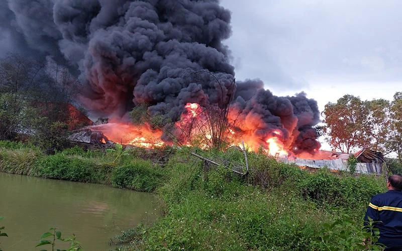 Hiện trường vụ cháy 3 nhà xưởng của một công ty chuyên sản xuất nhựa (chưa rõ tên), tại ấp 1, xã Đức Hòa Đông, huyện Đức Hòa, tỉnh Long An. 