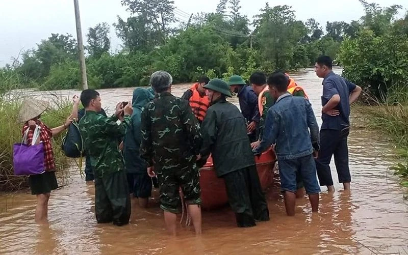 Lực lượng chức năng huyện Ea Súp phối hợp Đồn biên phòng 735, Đoàn Kinh tế quốc phòng 737, Quân khu V và Ủy ban nhân dân xã Ia Lốp đã tổ chức cứu hộ 15 hộ với 37 người ở vùng ngập lụt tại Làng Thanh niên lập nghiệp đến nơi an toàn.