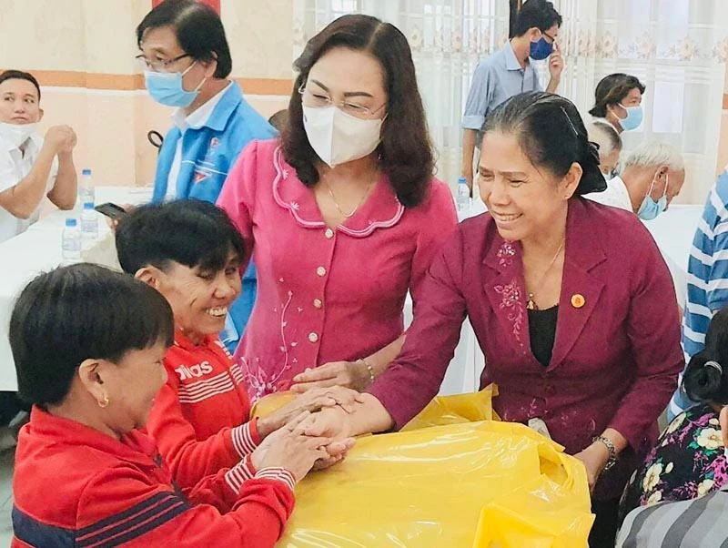 Lãnh đạo tỉnh Bạc Liêu tặng quà các nạn nhân chất độc da cam/dioxin.