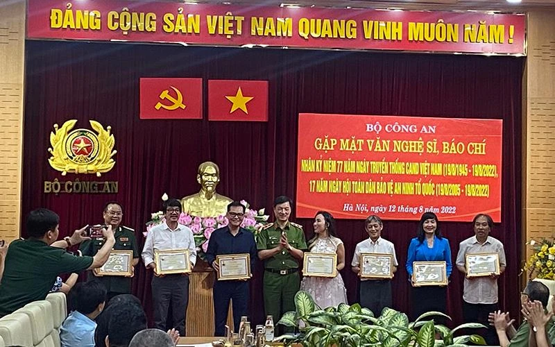 Trung tướng Nguyễn Duy Ngọc trao bằng khen, kỷ niệm chương tặng các nghệ sĩ, nhà báo.