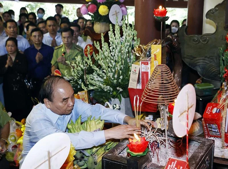 Chủ tịch nước Nguyễn Xuân Phúc và các đại biểu dâng hương tưởng niệm Bác Hồ. 