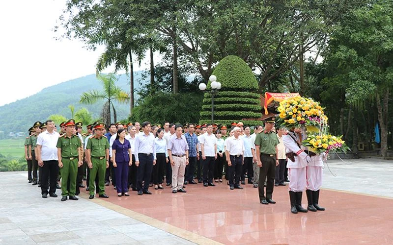Các đại biểu dâng hoa tại Tượng đài Bảo vệ an ninh Tổ quốc.