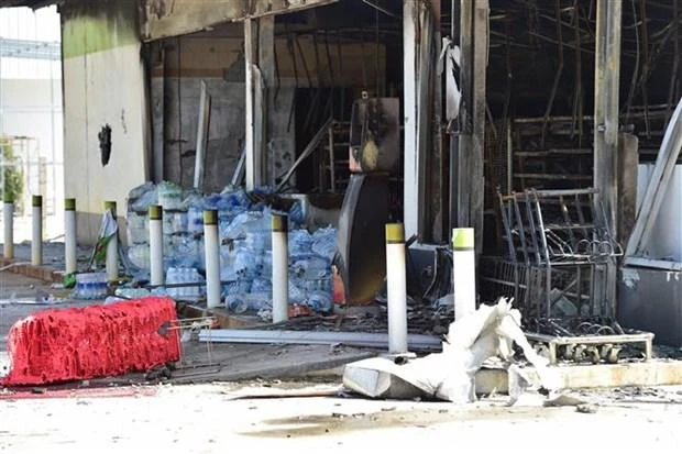 Một cửa hàng tiện lợi bị hư hại sau loạt vụ nổ và hỏa hoạn tại huyện Cho-airong, tỉnh Narathiwat, miền nam Thái Lan ngày 17/8/2022. (Ảnh: AFP/TTXVN)