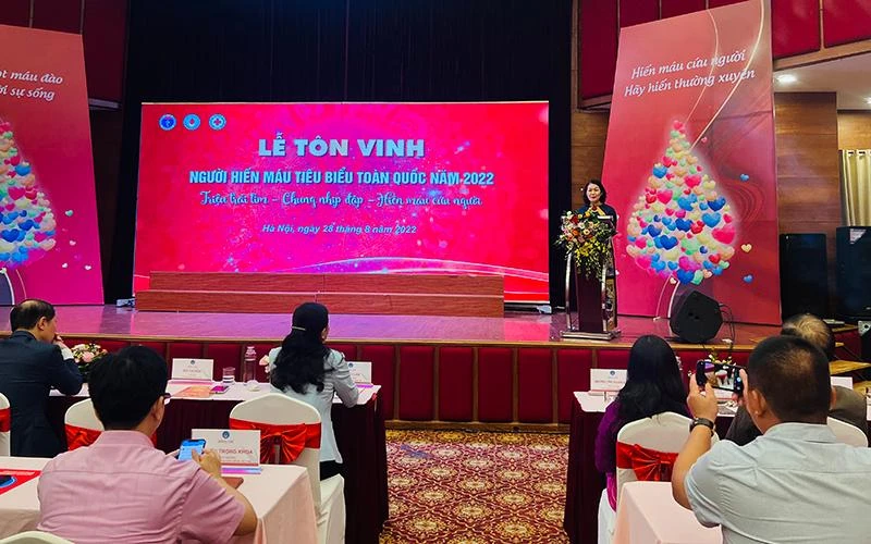 Chủ tịch Trung ương Hội Chữ thập đỏ Việt Nam Bùi Thị Hòa phát biểu tại buổi lễ.