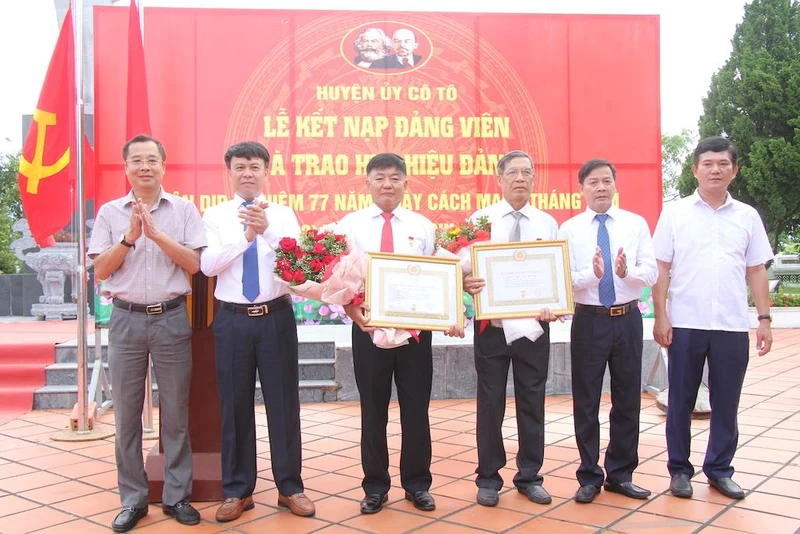 Huyện ủy Cô Tô trao Huy hiệu 40 và 50 năm tuổi Đảng cho 2 đảng viên Lê Xuân Thức và Ngô Duy Phương.